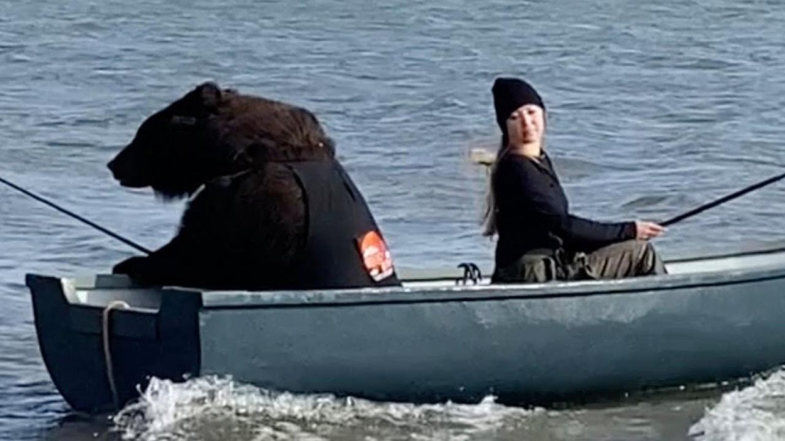 Un oso rescatado y su dueña se van juntos de pesca