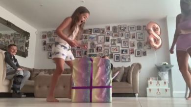 Una niña recibe un cachorro por sorpresa como regalo de cumpleaños
