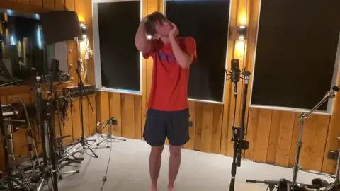 Ingresa en el libro Guinness de los récords al crujirse 36 articulaciones Ingresa en el libro Guinness de los récords al crujirse 36 articulaciones