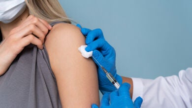 La aplaudida lección de diversidad que una enfermera mostró a una chica trans durante la vacuna