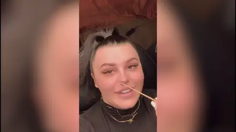 Esta esteticien se queda sin su uña postiza cuando se le pega a la cera de su clienta Esta esteticien se queda sin su uña postiza cuando se le pega a la cera de su clienta