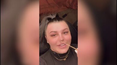 Esta esteticien se queda sin su uña postiza cuando se le pega a la cera de su clienta