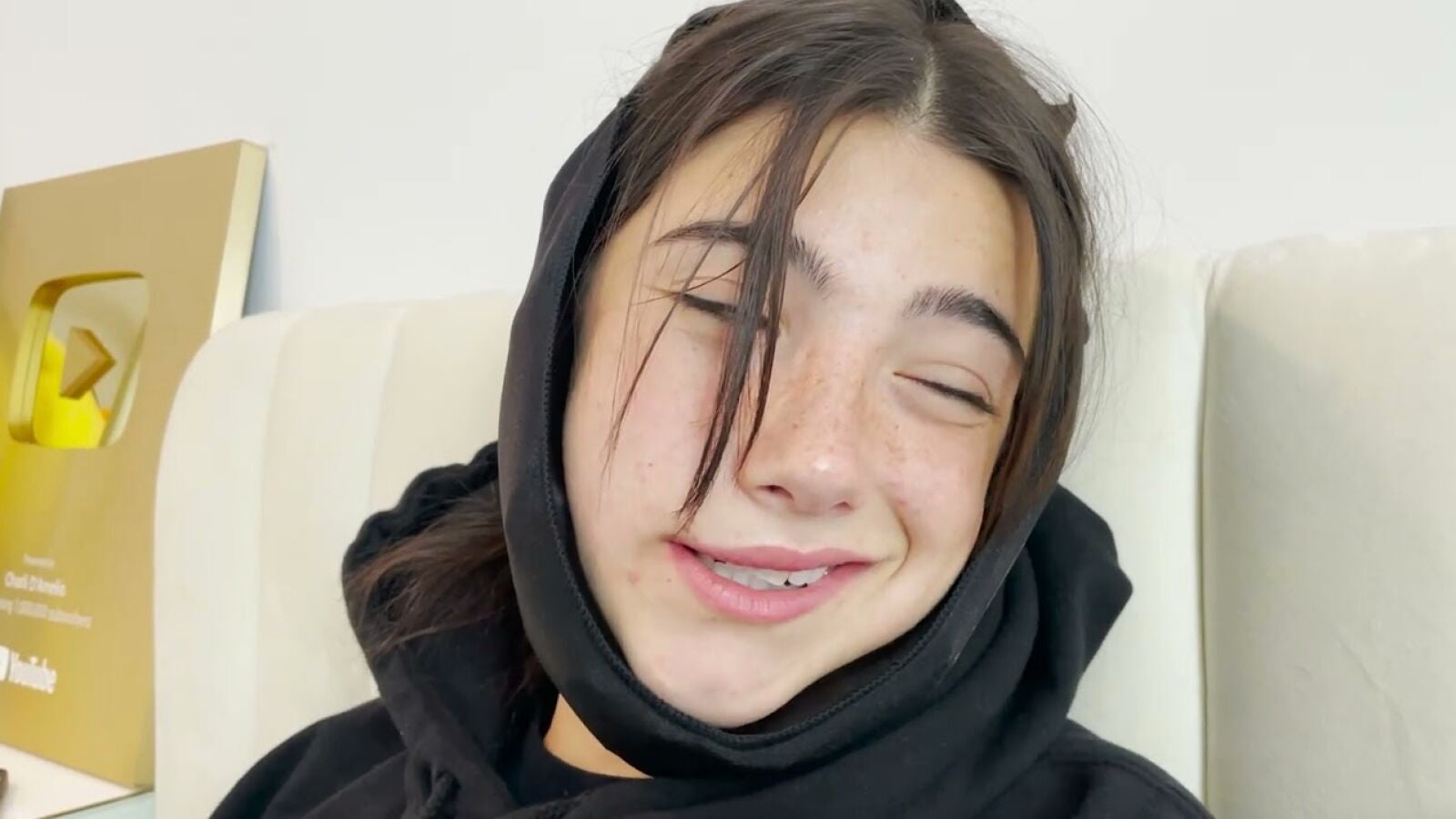 Charli D'Amelio 'colocada' por la anestesia es lo más gracioso que vas a ver hoy