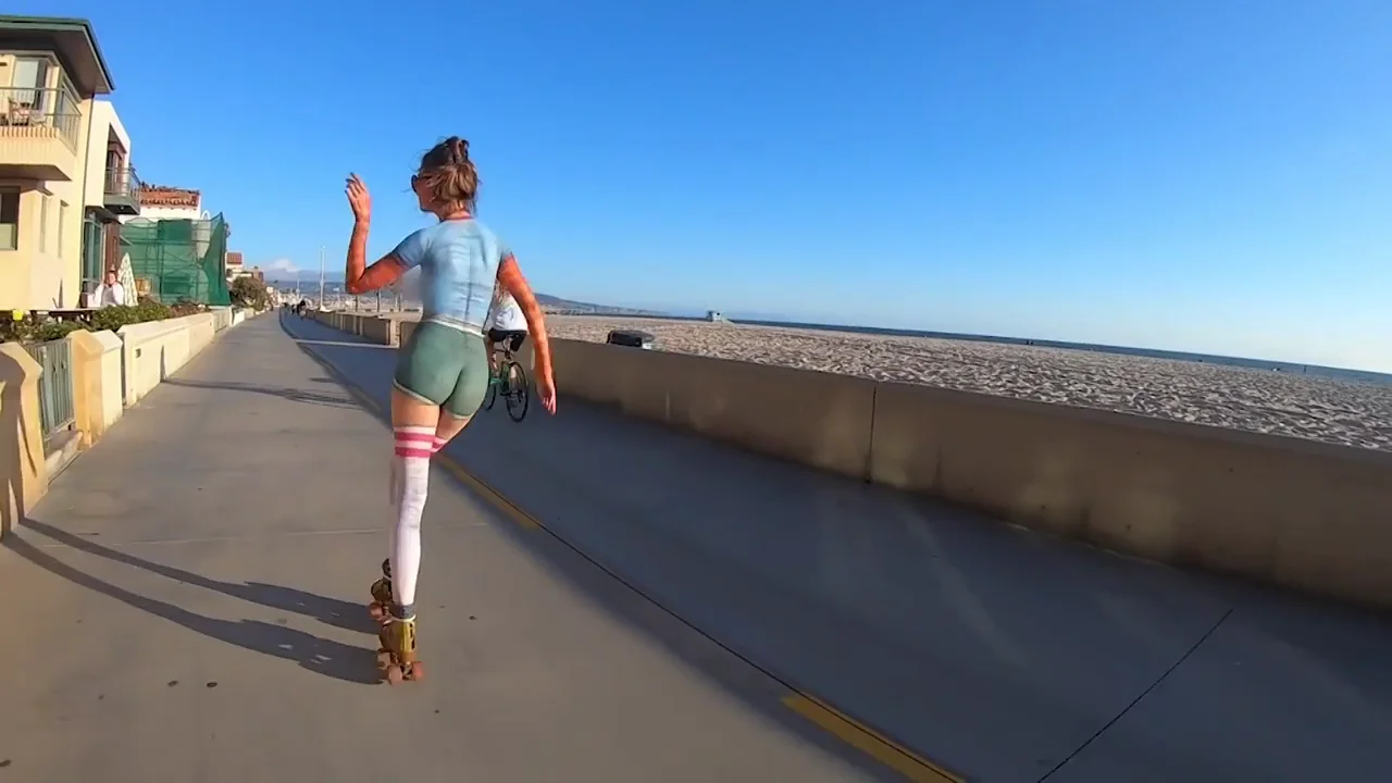 Una patinadora sorprende a la gente al patinar desnuda por la calle Una patinadora sorprende a la gente al patinar desnuda por la calle