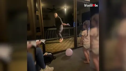 Un hombre cae inesperadamente por un agujero mientras salta a la comba Un hombre cae inesperadamente por un agujero mientras salta a la comba