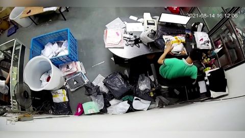 Abre un paquete que había encargado y se lleva el susto de su vida al abrirlo