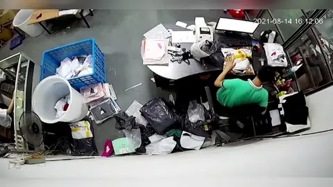 Abre un paquete que había encargado y se lleva el susto de su vida al abrirlo Abre un paquete que había encargado y se lleva el susto de su vida al abrirlo