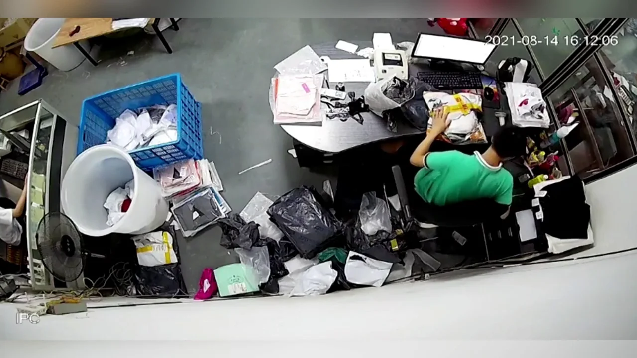 Abre un paquete que había encargado y se lleva el susto de su vida al abrirlo