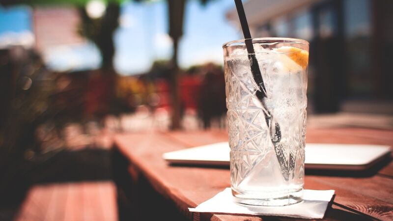Denuncia a un bar por permitirle beber en exceso y gana seis millones de dólares