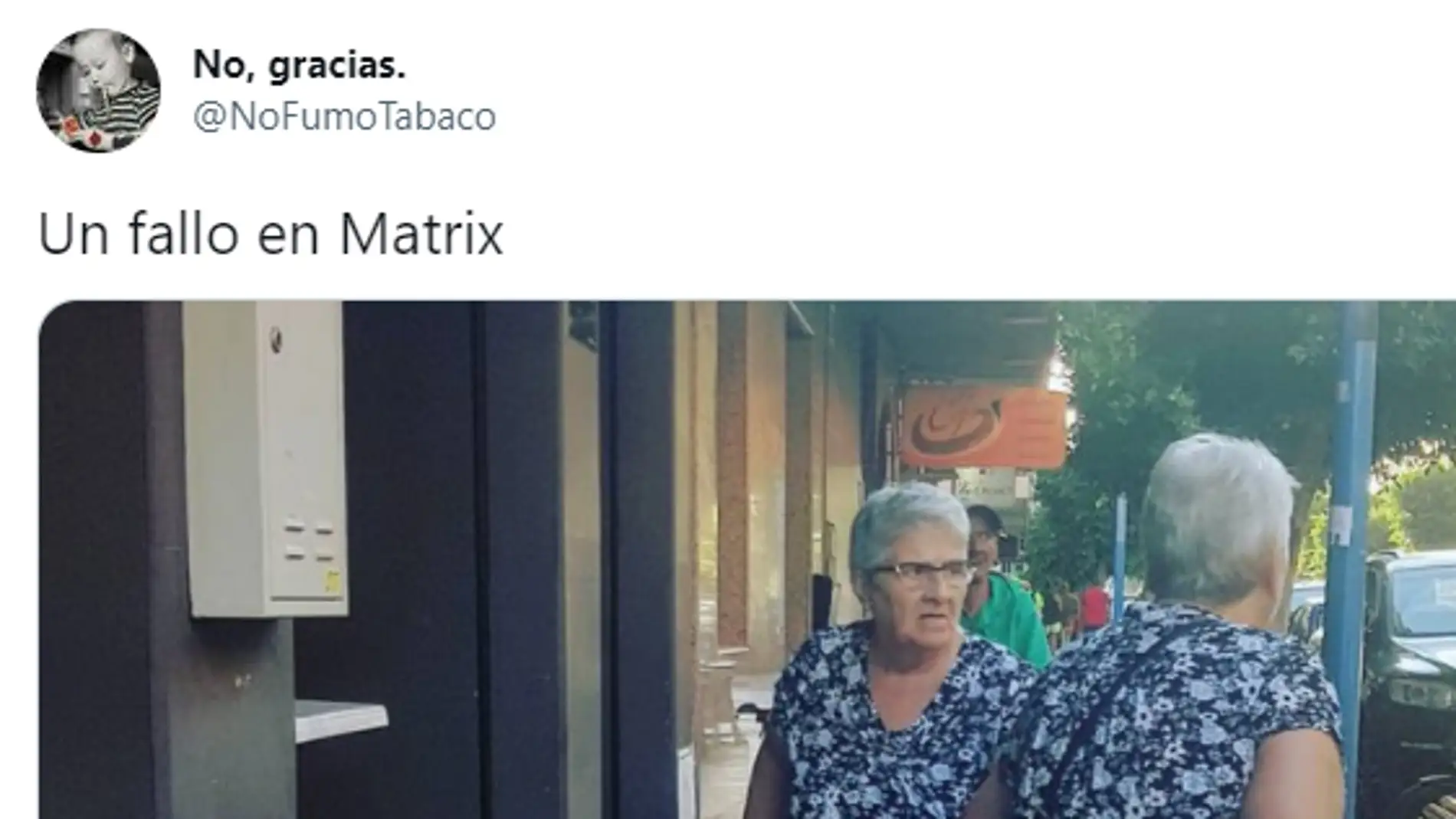 Los mejores memes de la foto de dos señoras mayores con el mismo vestido