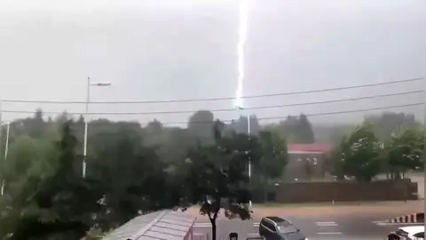 El impactante vídeo en el que caen 11 rayos seguidos en el mismo lugar El impactante vídeo en el que caen 11 rayos seguidos en el mismo lugar
