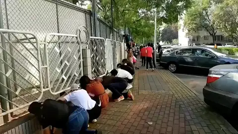 Padres subidos a las vallas en el primer día de clases de sus hijos Padres subidos a las vallas en el primer día de clases de sus hijos