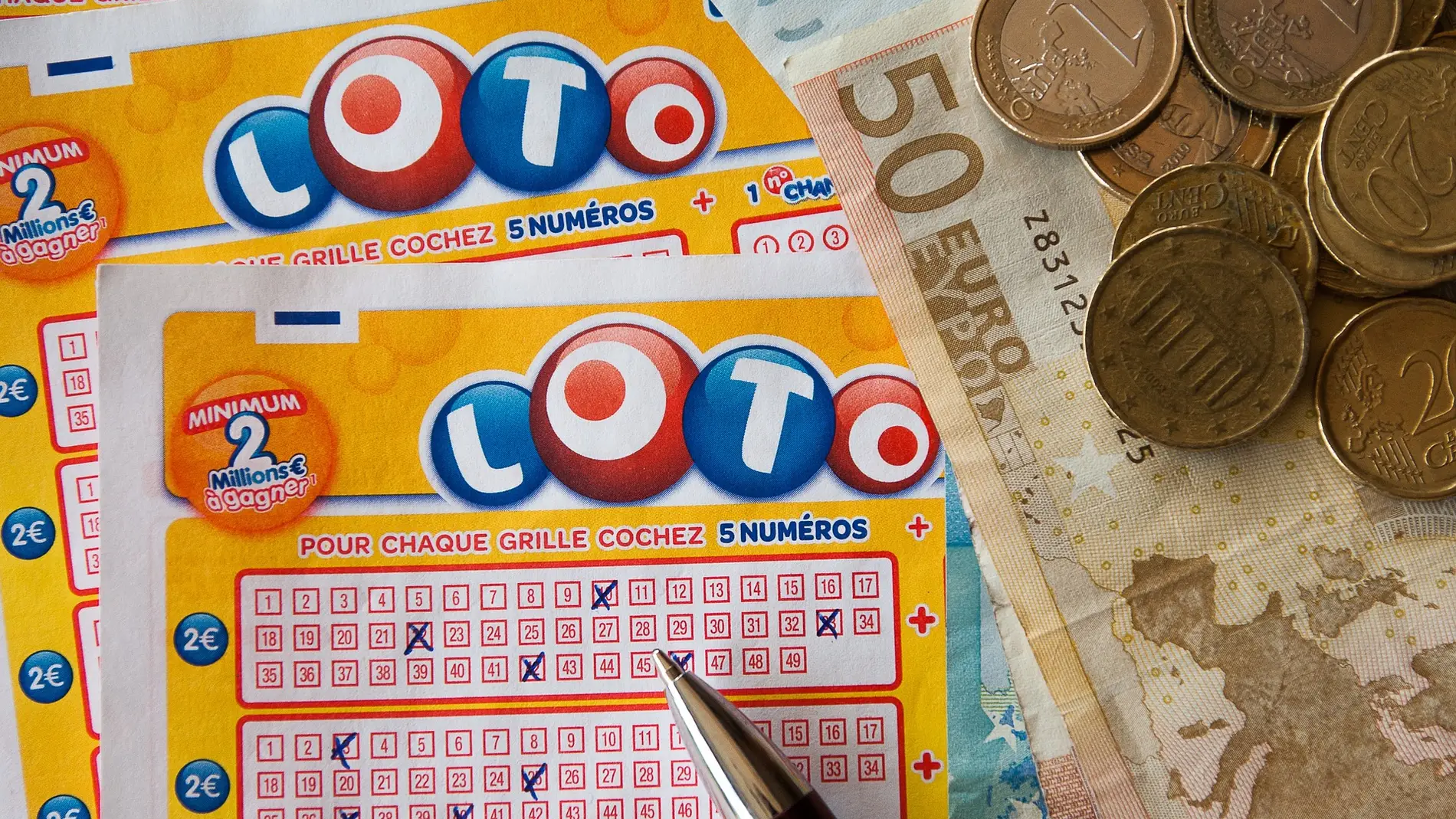 Oye una voz en su cabeza que le dice que compre un boleto de lotería y gana 100.000 dólares 