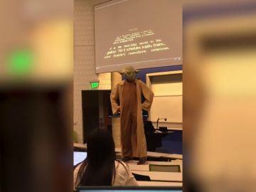 Un profesor de universidad da la clase disfrazado de Yoda de ‘Star Wars