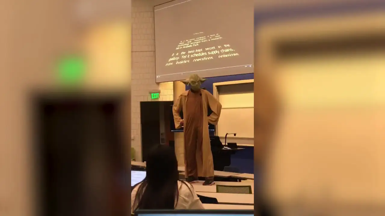 Un profesor de universidad da la clase disfrazado de Yoda de ‘Star Wars