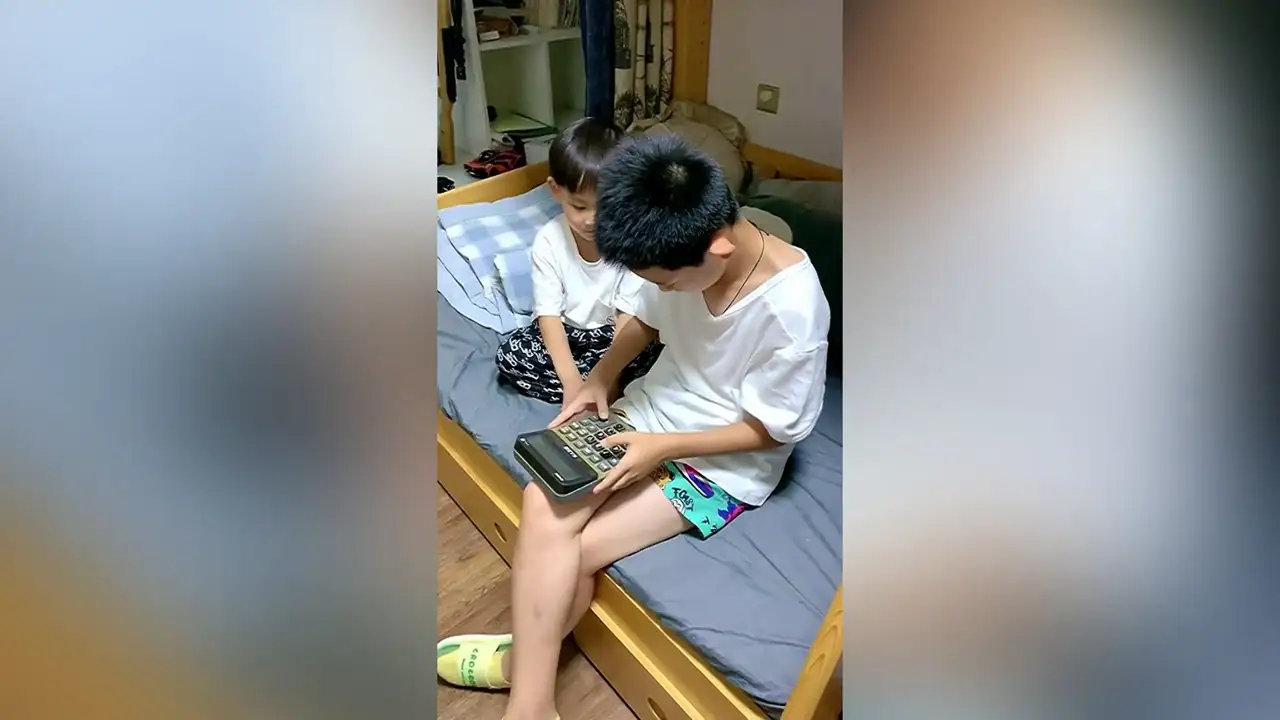 Un niño toca una hermosa melodía utilizando una calculadora