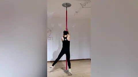 No te creerás la edad que tiene este bailarín chino de pole dance No te creerás la edad que tiene este bailarín chino de pole dance