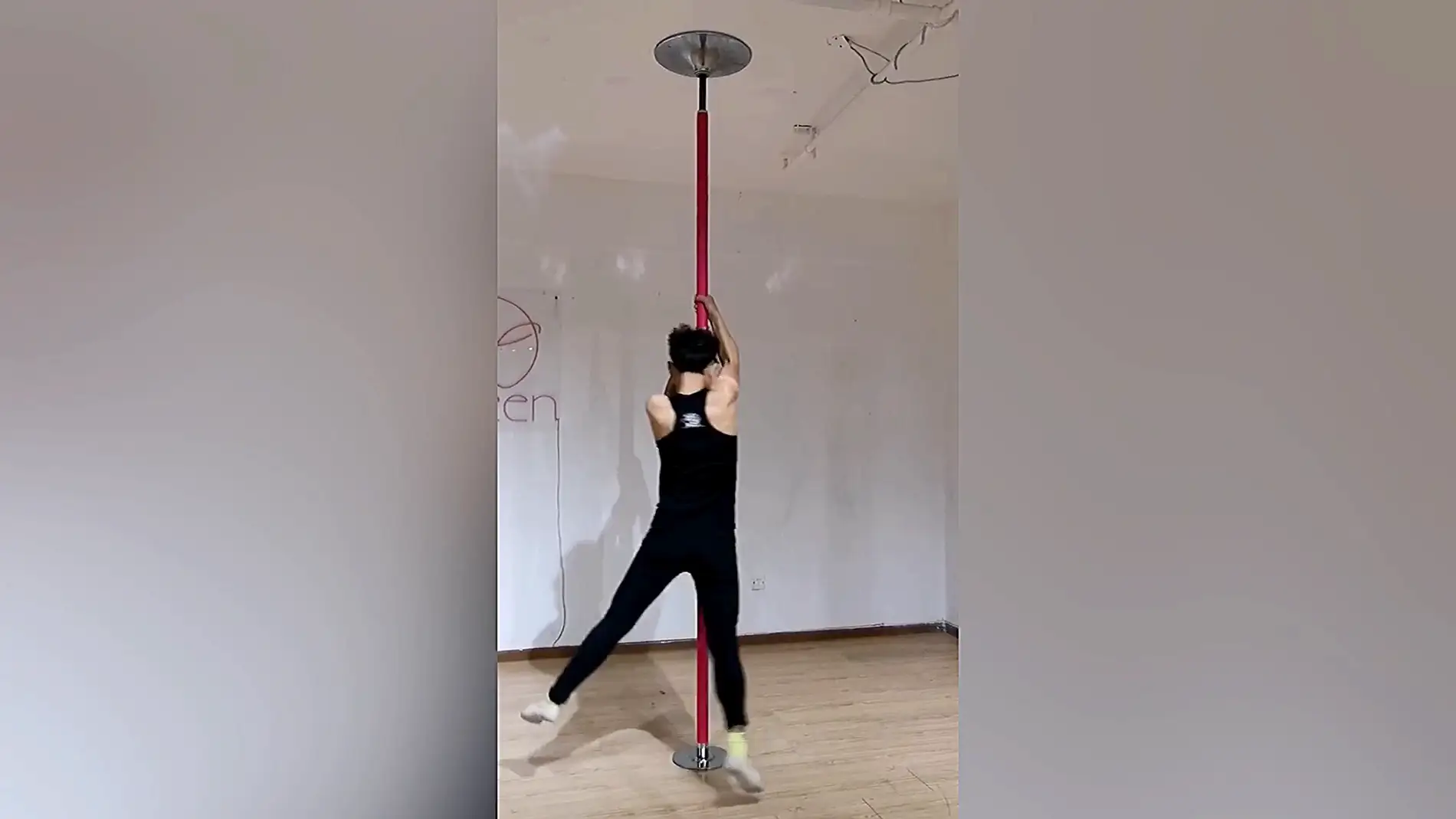 No te creerás la edad que tiene este bailarín chino de pole dance