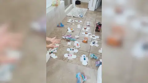 Esta niña hacía fiesta de pijamas con sus muñecos haciendo "camas" con las compresas de su madre Esta niña hacía fiesta de pijamas con sus muñecos haciendo "camas" con las compresas de su madre
