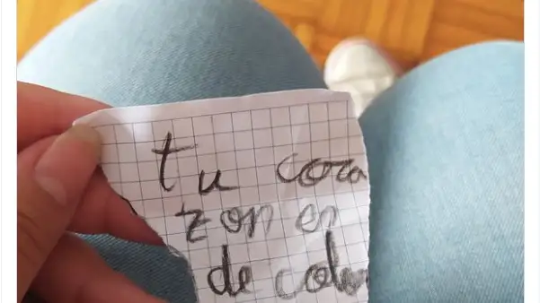 Recibe una nota después de romper con su novio del colegio y se hace viral