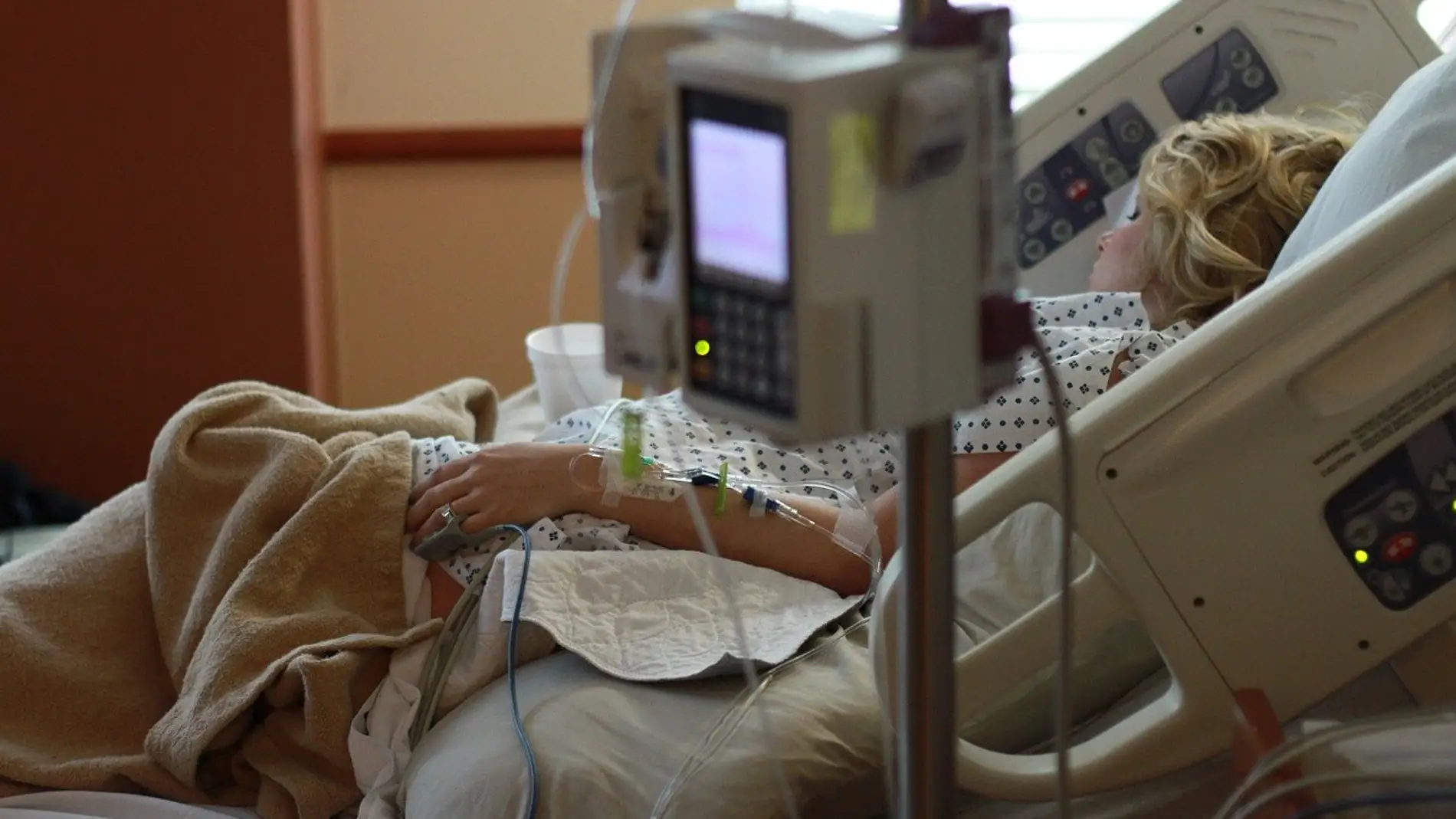 Mujer ingresada en un hospital (archivo)