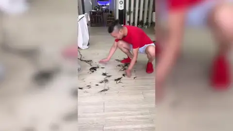 Este peluquero crea una sorprendente obra de arte con el pelo de sus clientes Este peluquero crea una sorprendente obra de arte con el pelo de sus clientes