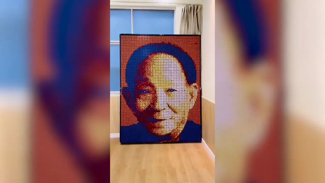 El artista Wang Junpeng realiza un impresionante retrato con cubos de Rubik