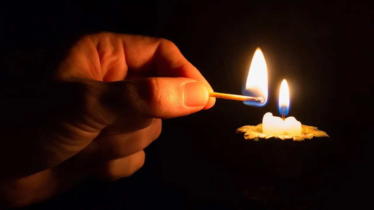 Encendiendo una vela (archivo)
