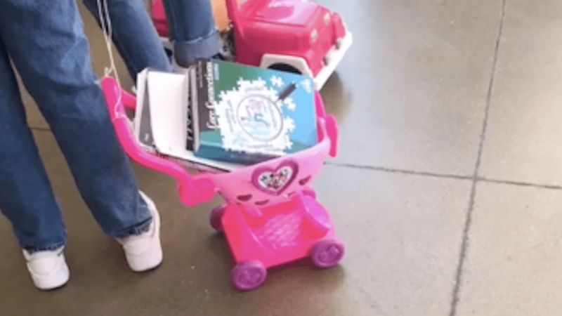 Un instituto de Estados Unidos encuentra un arma en una mochila y decide prohibir las mochilas