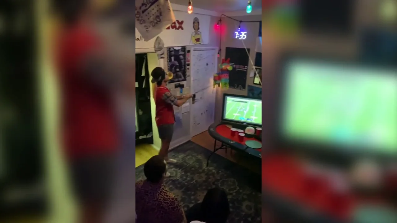 Rompe la tele cuando intenta golpear una piñata en su cumpleaños