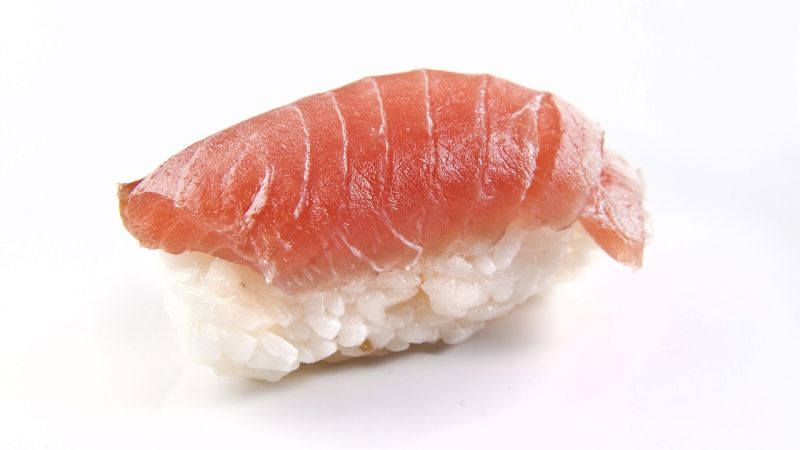 Capturan un extraño pez con aspecto de sushi en Japón
