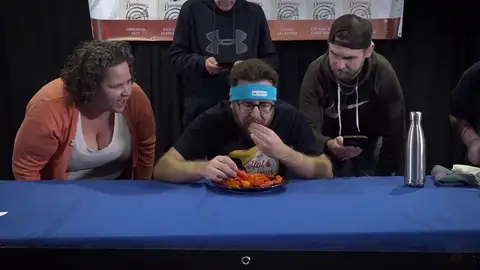 Un youtuber vegano revienta cinco récords Guinness de comida Un youtuber vegano revienta cinco récords Guinness de comida