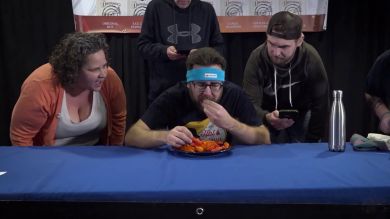 Un youtuber vegano revienta cuatro récords Guinness de comida