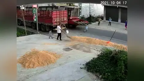 Un niño es arrollado por una cosechadora pero escapa sin surfrir ninguna herida grave Un niño es arrollado por una cosechadora pero escapa sin surfrir ninguna herida grave