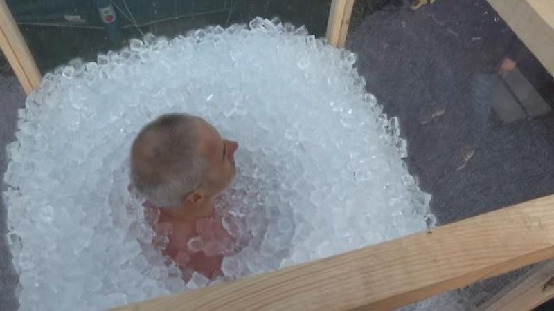 Un loco pasa tres horas sumergido en hielo para batir un Récord Guinness