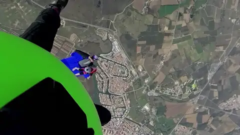 El imposible vídeo de una mujer saltando desde un paracaidista a un planeador en medio del aire El imposible vídeo de una mujer saltando desde un paracaidista a un planeador en medio del aire