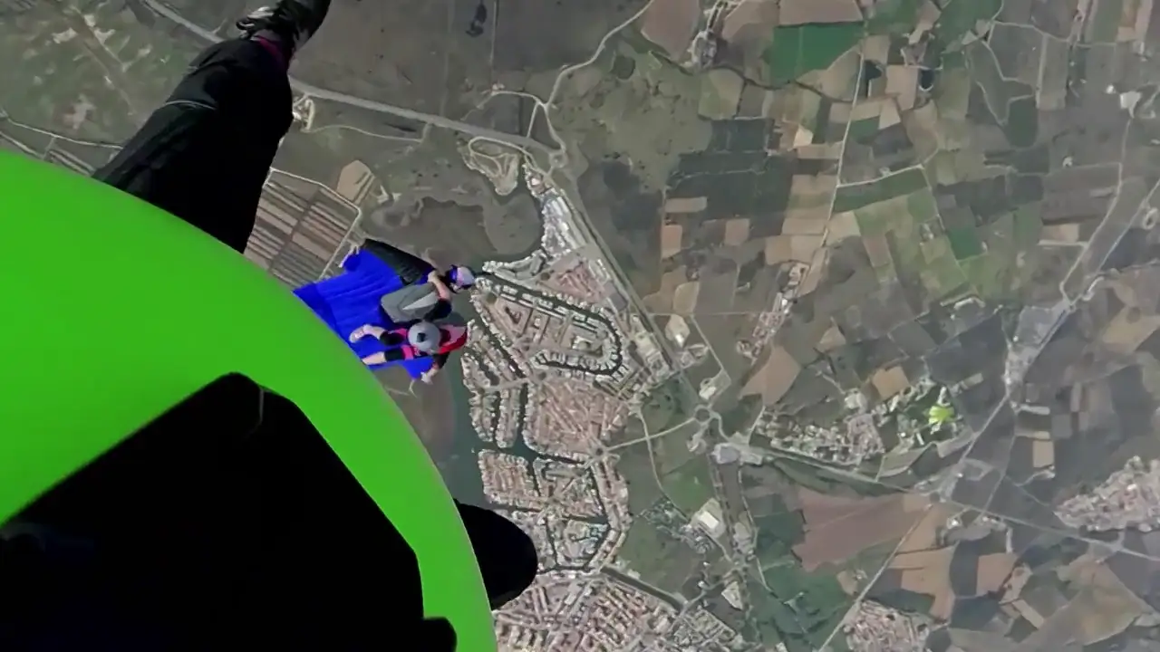 El imposible vídeo de una mujer saltando desde un paracaidista a un planeador en medio del aire