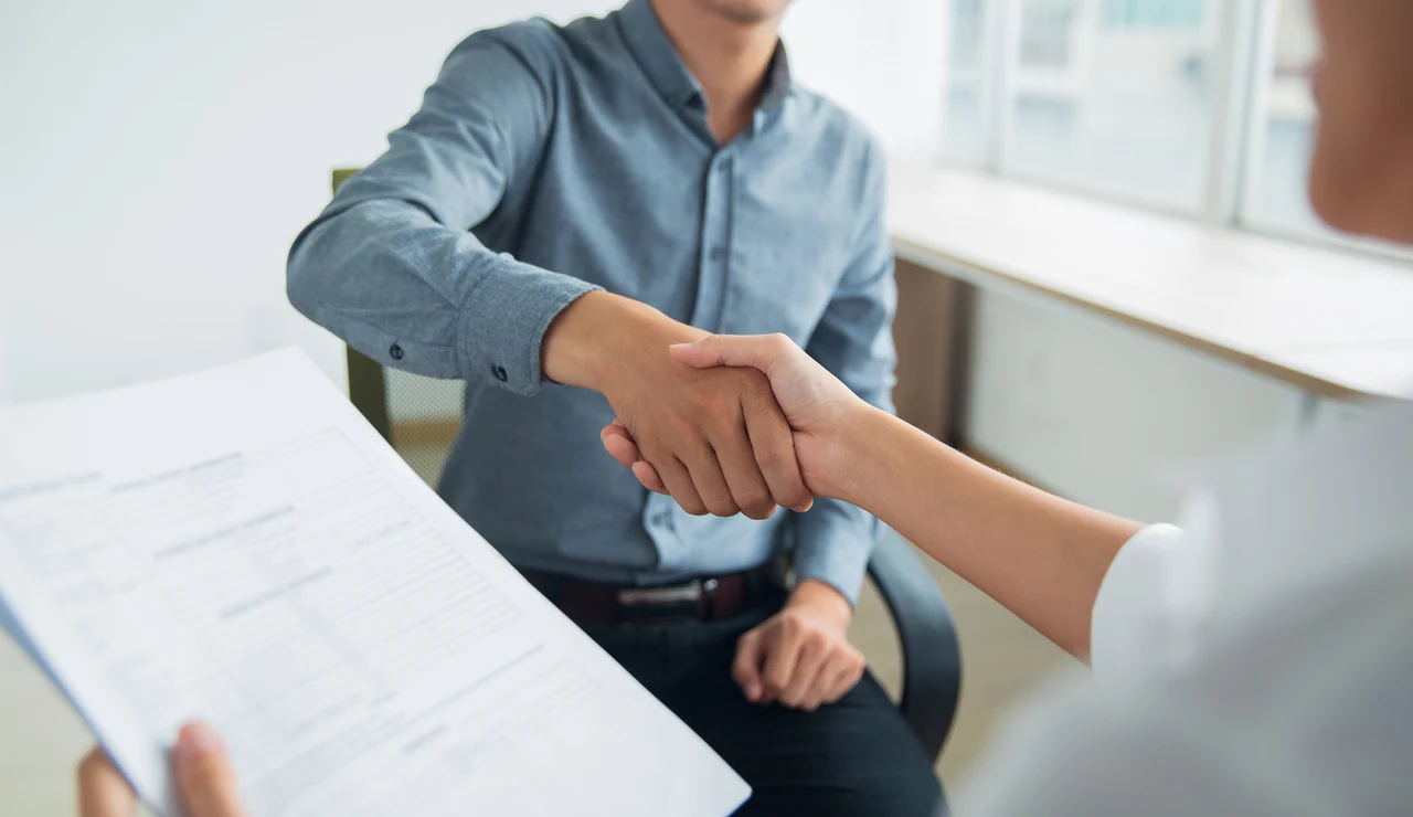 Joven consiguiendo un empleo.