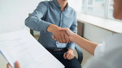 Joven consiguiendo un empleo. Joven consiguiendo un empleo.
