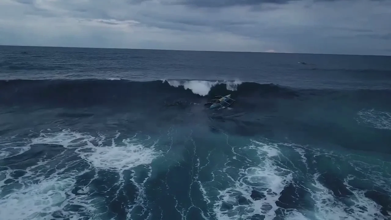 Un dron graba una enorme ola de cuatro metros rompiendo el bote de un pescador dejándolo luchando por su vida en las olas Un dron graba una enorme ola de cuatro metros rompiendo el bote de un pescador dejándolo luchando por su vida en las olas