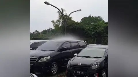 Un vídeo imposible muestra lluvia cayendo sobre un único coche en Indonesia Un vídeo imposible muestra lluvia cayendo sobre un único coche en Indonesia