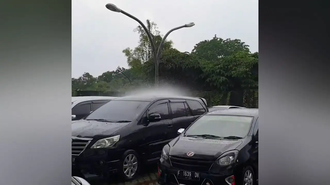 Un vídeo imposible muestra lluvia cayendo sobre un único coche en Indonesia