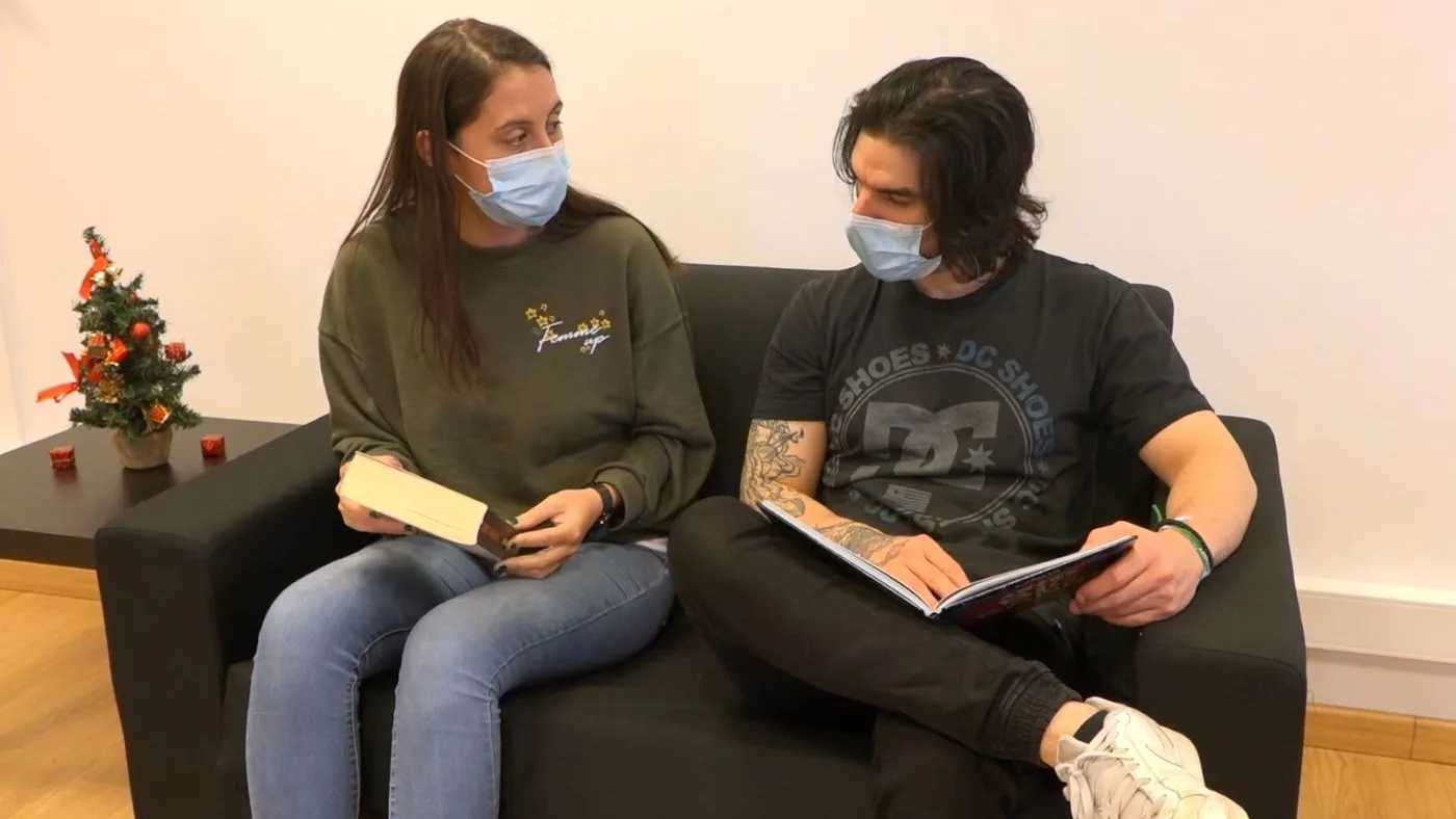 Pareja leyendo Pareja leyendo