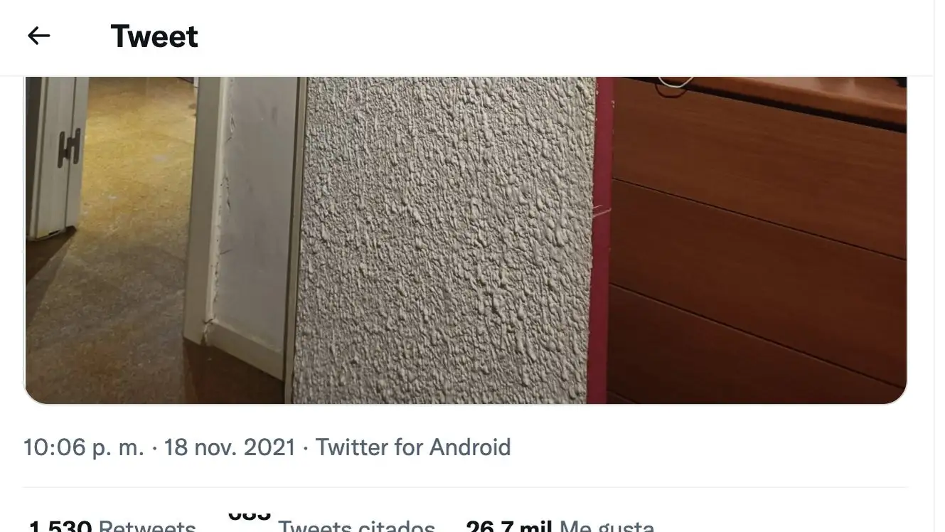 Enseña la puerta de una habitación y se vuelve viral en Twitter por un detalle muy español