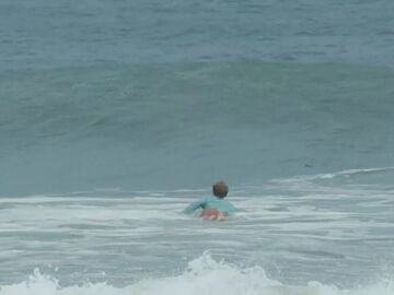 VÍDEO: El momento dramático en que un surfista es atacado por un tiburón en Florida