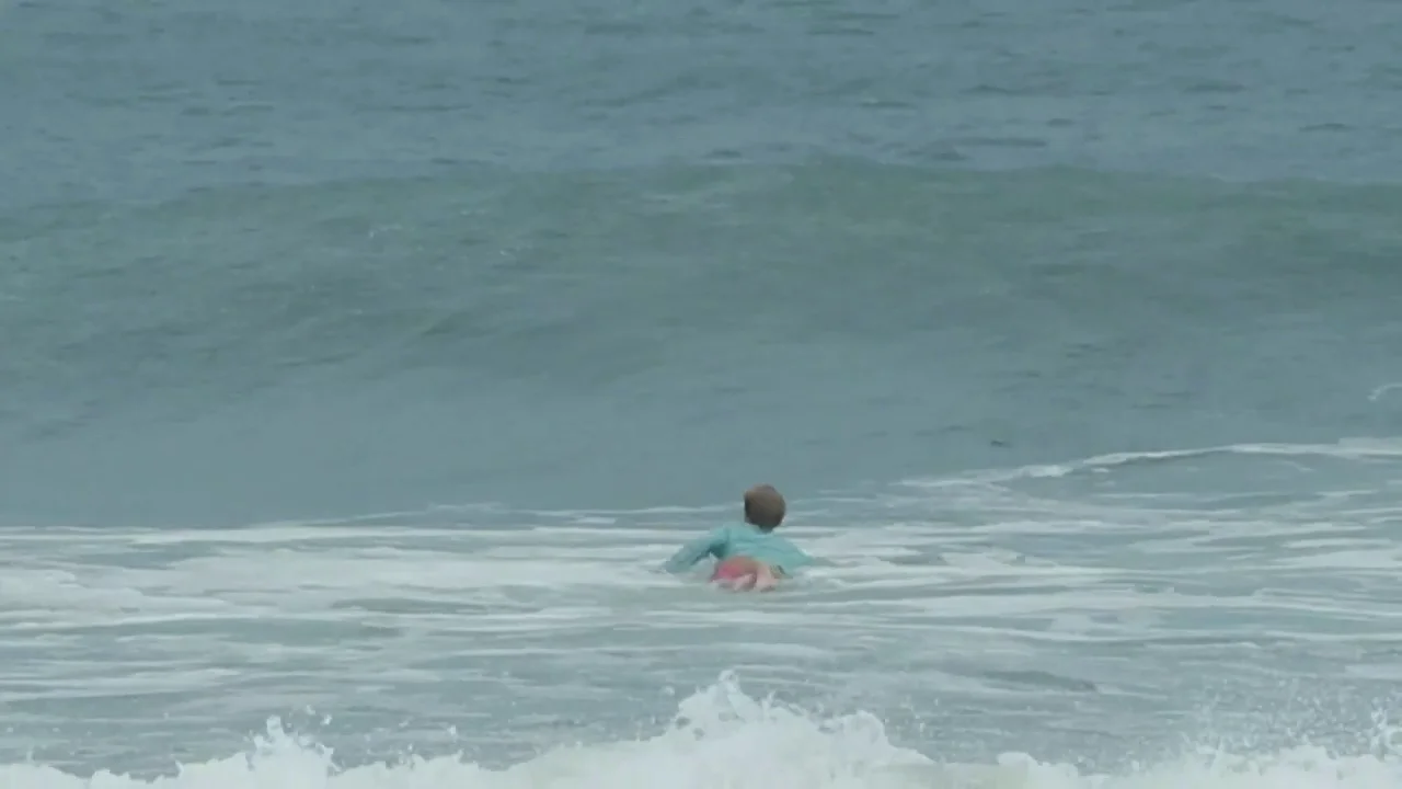 VÍDEO: El momento dramático en que un surfista es atacado por un tiburón en Florida VÍDEO: El momento dramático en que un surfista es atacado por un tiburón en Florida