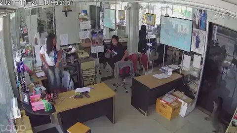 Unas trabajadoras gritan aterradas cuando un lagarto monitor gigante irrumpe en su edificio Unas trabajadoras gritan aterradas cuando un lagarto monitor gigante irrumpe en su edificio