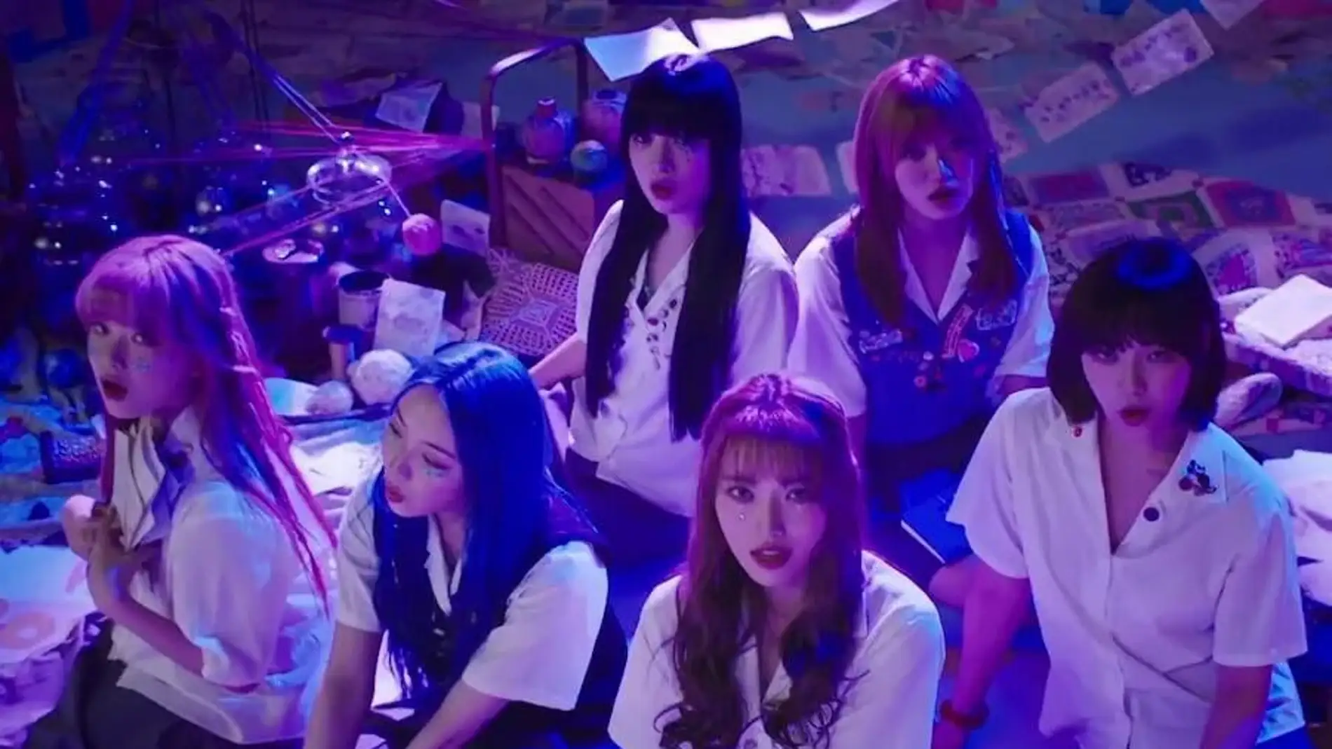 Las integrantes de Billlie en el vídeo de 'RING X RING'.