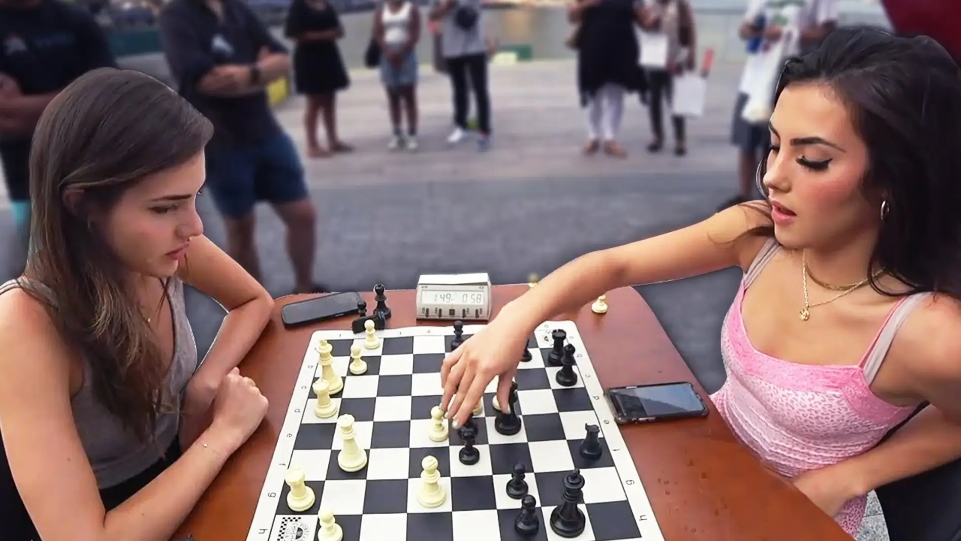 Andrea y Alexandra Botez.