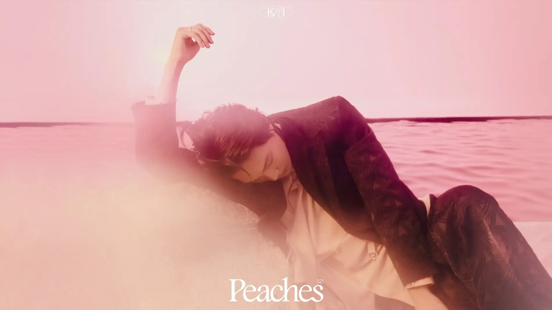 Kai en la portada de su mini-álbum, &#39;Peaches&#39;.